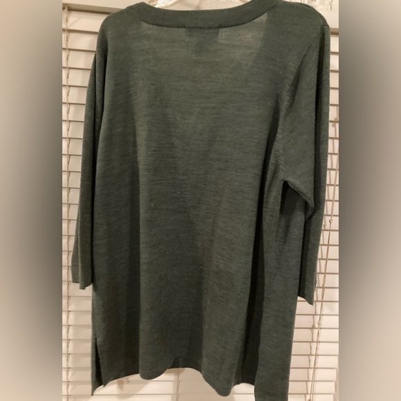 Ladies Size 1X Cathy Daniel’s Gray Top With Rhinestone Added To The  Neckline - Picture 7 of 16